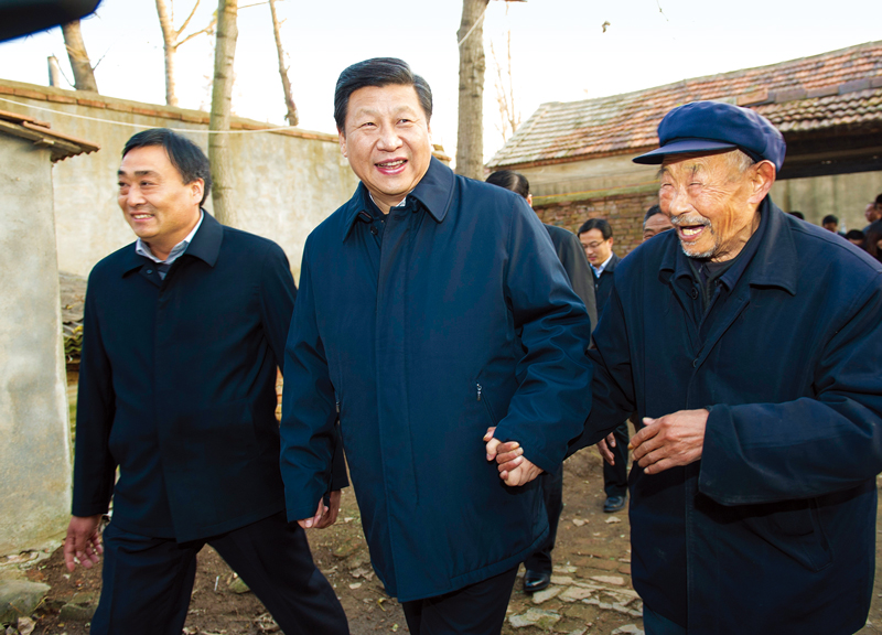 　2013年11月24日至28日，中共中央總書記、國家主席、中央軍委主席習(xí)近平在山東考察。 這是25日下午，習(xí)近平在地處沂蒙老區(qū)的臨沭縣曹莊鎮(zhèn)朱村親切地拉著83歲的“老支前”王克昌的手去他家看望。 新華社記者 謝環(huán)馳/攝