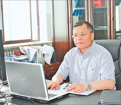 2010年6月1日，黃大年在辦公室內(nèi)工作（資料照片）。